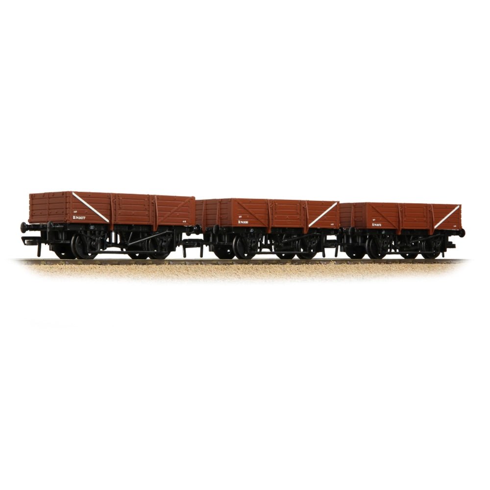 Bachmann 33 - 091A 5 Plank China Clay 3 - Wagon Pack BR Bauxite (Early) With Tarp Covers - OO Gauge - Phillips Hobbies